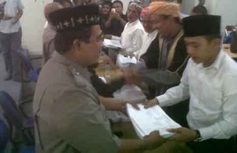 Aliansi Masyarakat Madina Bersatu Serahkan Bukti Pelanggaran Bupati ke DPRD
